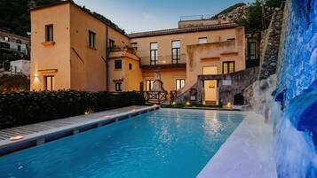 Piscine extérieure (ouverte en saison), chaises longues