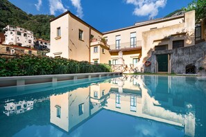 Kauden mukainen ulkouima-allas, aurinkotuoleja