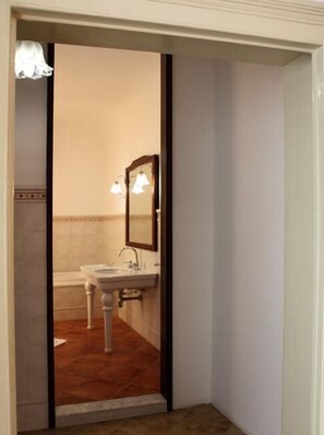 Habitación cuádruple superior, baño privado | Baño
