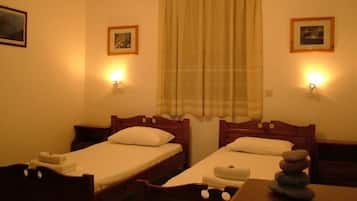 Studio | Blackout drapes, soundproofing, rollaway beds, free WiFi