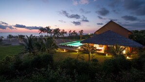 A resort with a pool, palm trees, and a beach view. - Las Tanusas Retreat & SPA (Puerto Cayo)