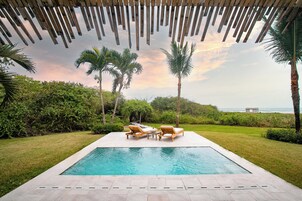 Villa familiar, varias habitaciones, vistas parciales al mar, junto a la piscina | Sábanas de algodón egipcio y ropa de cama de alta calidad