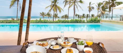 Petit déjeuner complet (18 USD par personne)