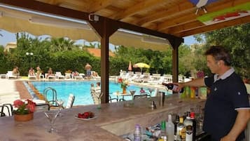 Outdoor pool, pool umbrellas, sun loungers