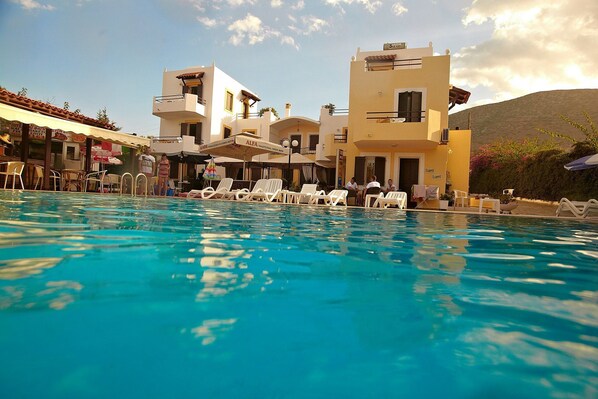 Outdoor pool, pool umbrellas, pool loungers - Sun and Sea Apartments (Hersonissos)