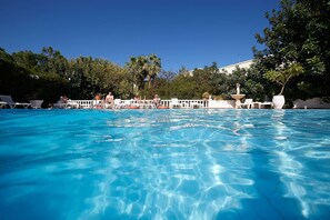 Outdoor pool, pool umbrellas, sun loungers - Sun and Sea Apartments (Hersonissos)