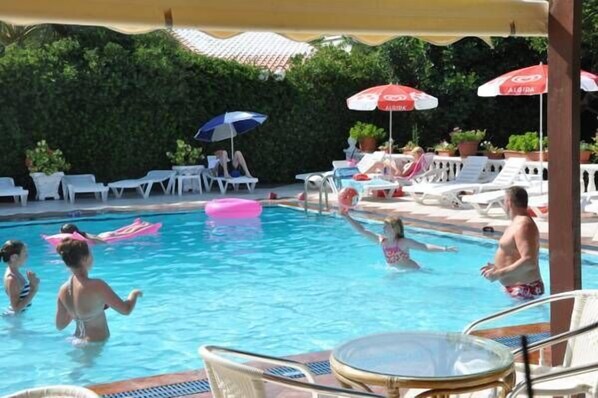 Piscina externa, guarda-sóis, espreguiçadeiras