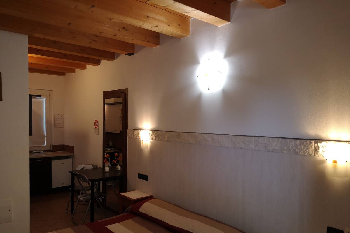 Habitación doble Confort, 1 cama Queen size, cocineta, en el Ôrea del patio | 1 habitación, escritorio y espacio para trabajar con laptop