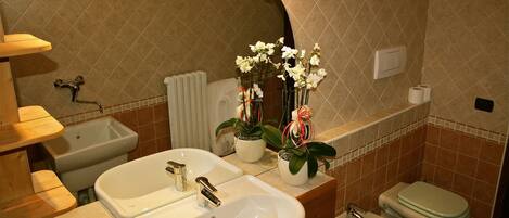 Comfort Apartment for 5 people | Bathroom | Shower, free toiletries, hair dryer, bidet
