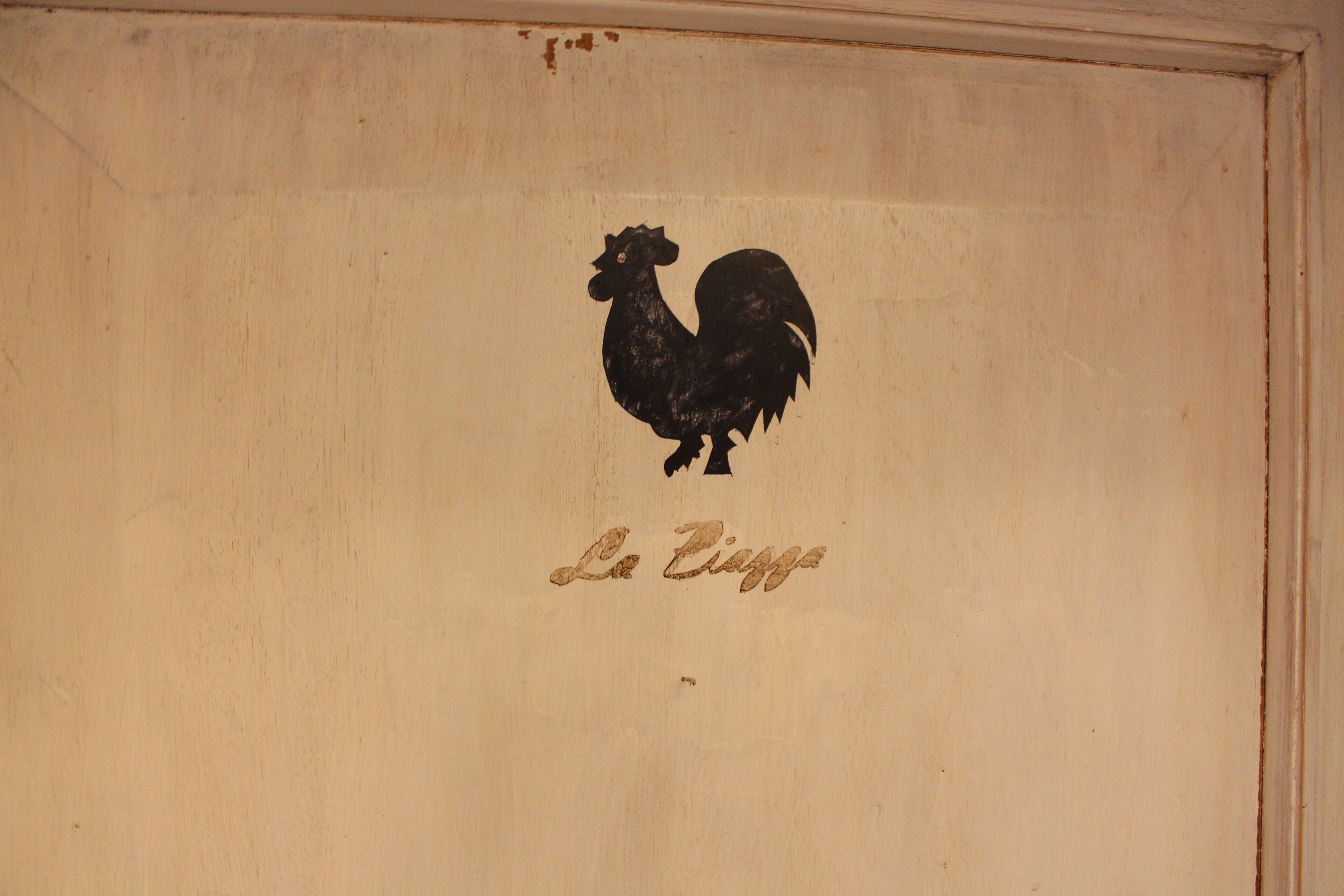 Una pared con la silueta de un gallo y el texto "La Ciagne".