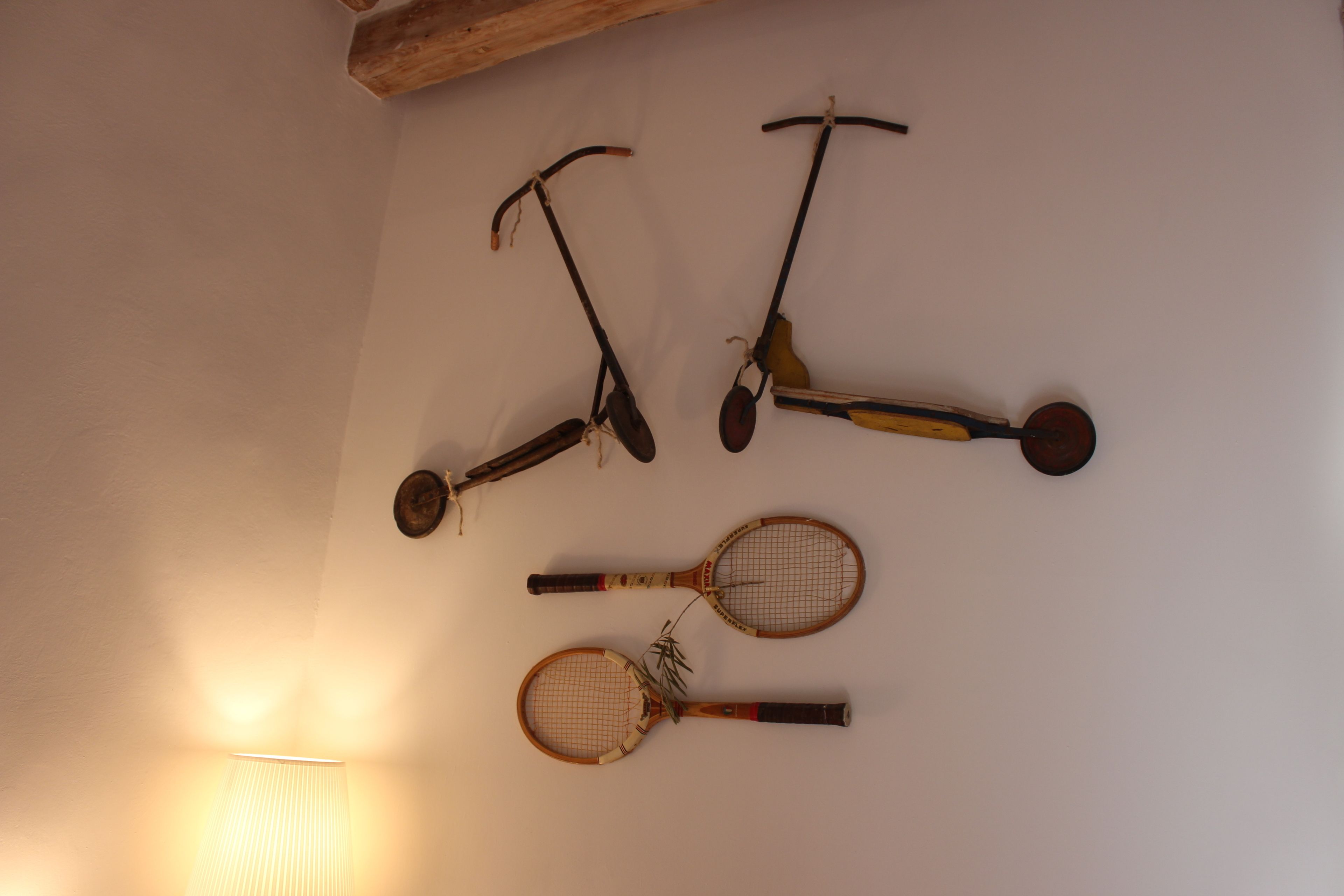 Un mur sur lequel sont accrochées quatre raquettes de tennis.
