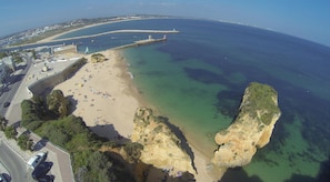 Una spiaggia nelle vicinanze, ombrelloni