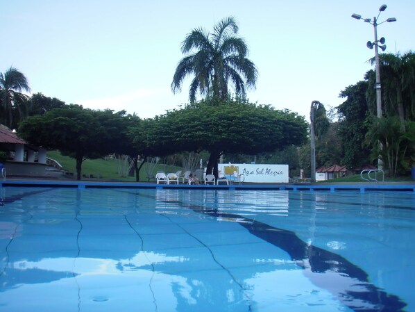 8 outdoor pools