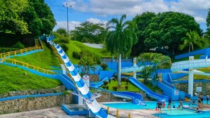 Un parque acuático con múltiples toboganes y piscinas.