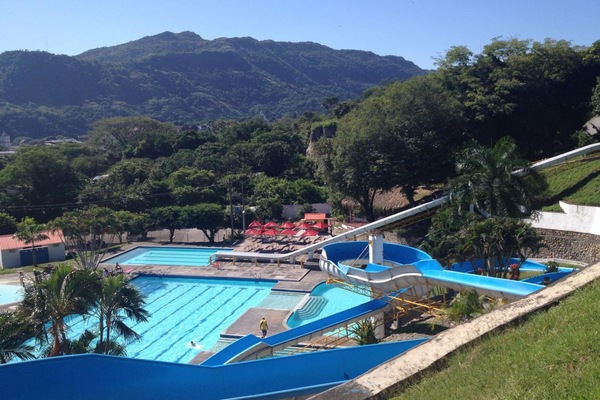 8 outdoor pools