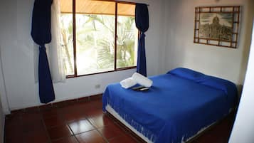 Single Room | In-room safe, bed sheets