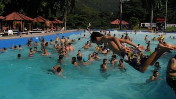 8 piscinas al aire libre