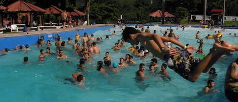 8 piscinas al aire libre