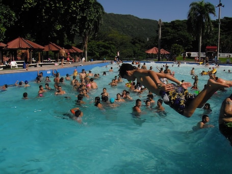 8 piscinas al aire libre