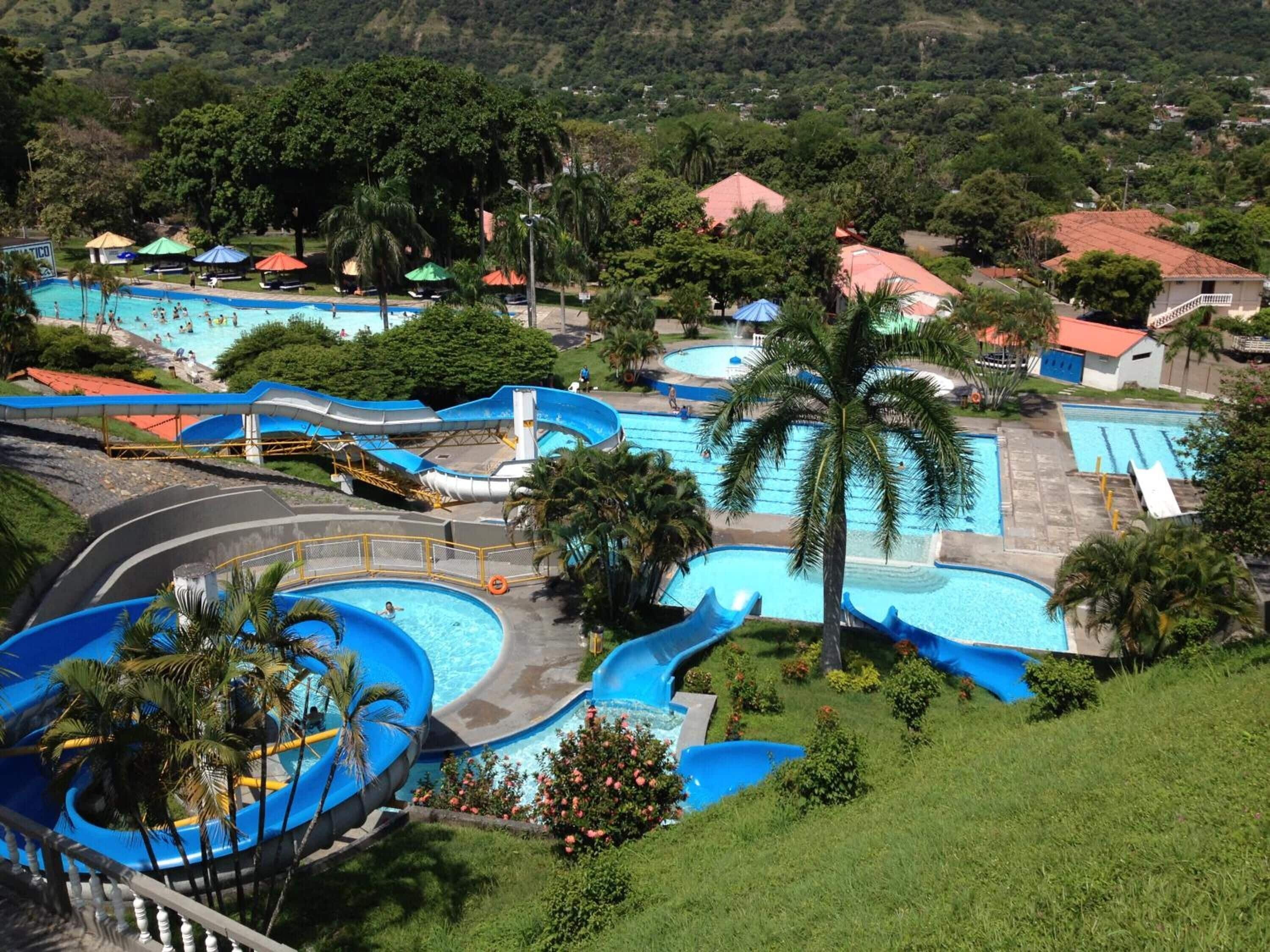 8 albercas al aire libre 