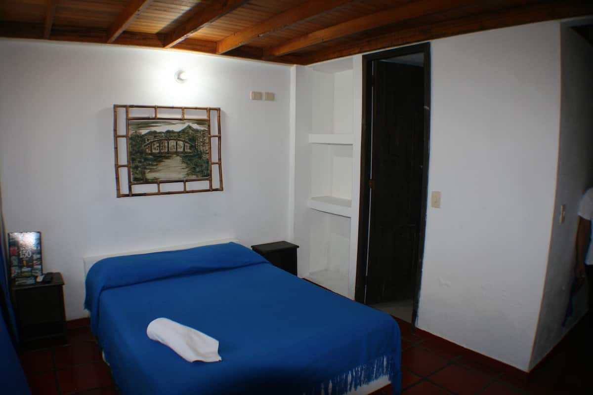 Habitación triple básica, 1 habitación | Caja de seguridad en la habitación y ropa de cama