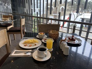 Café da manhã com buffet todos os dias mediante uma taxa