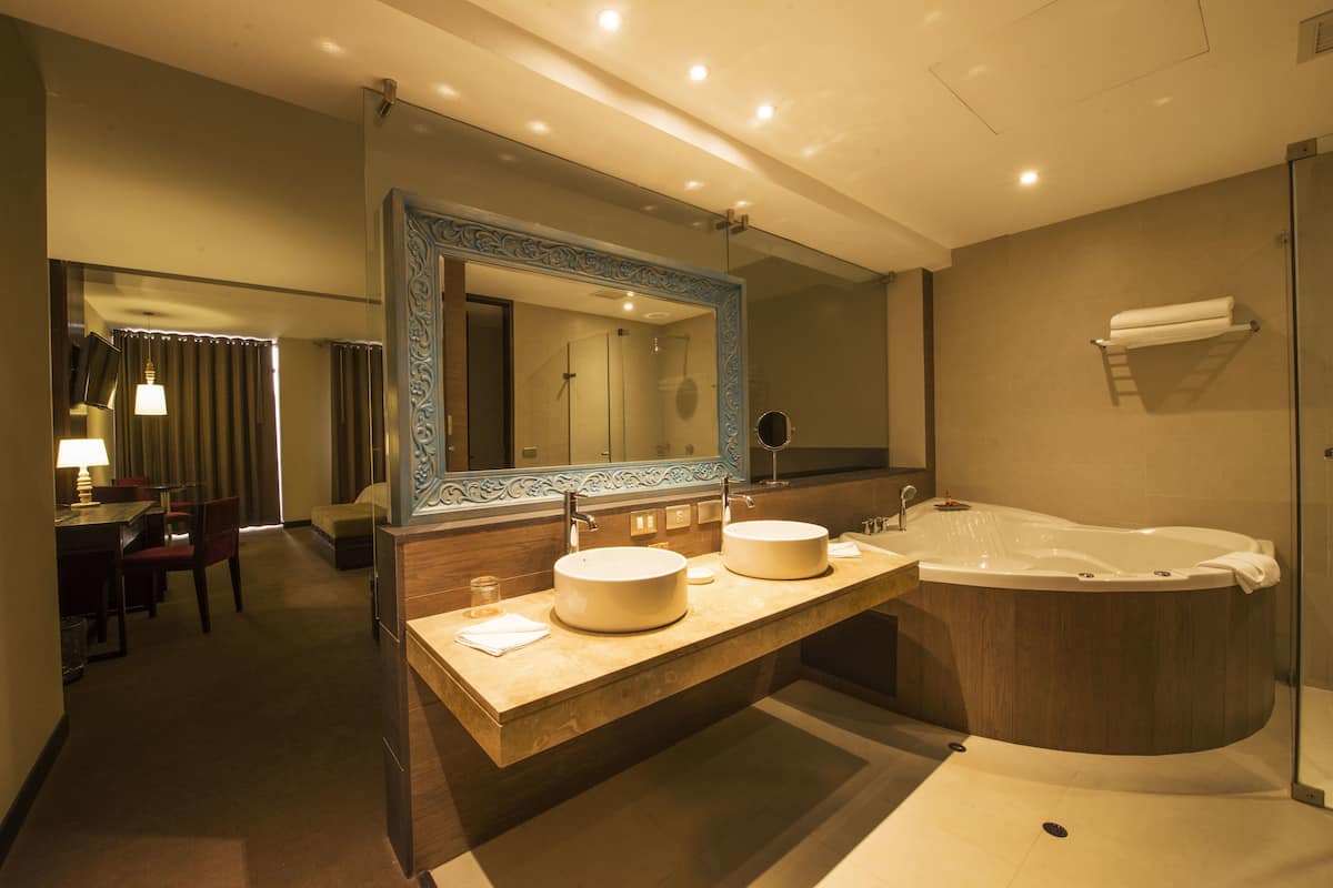 Premium Suite | 1 bedroom, premium bedding, minibar, in-room safe
