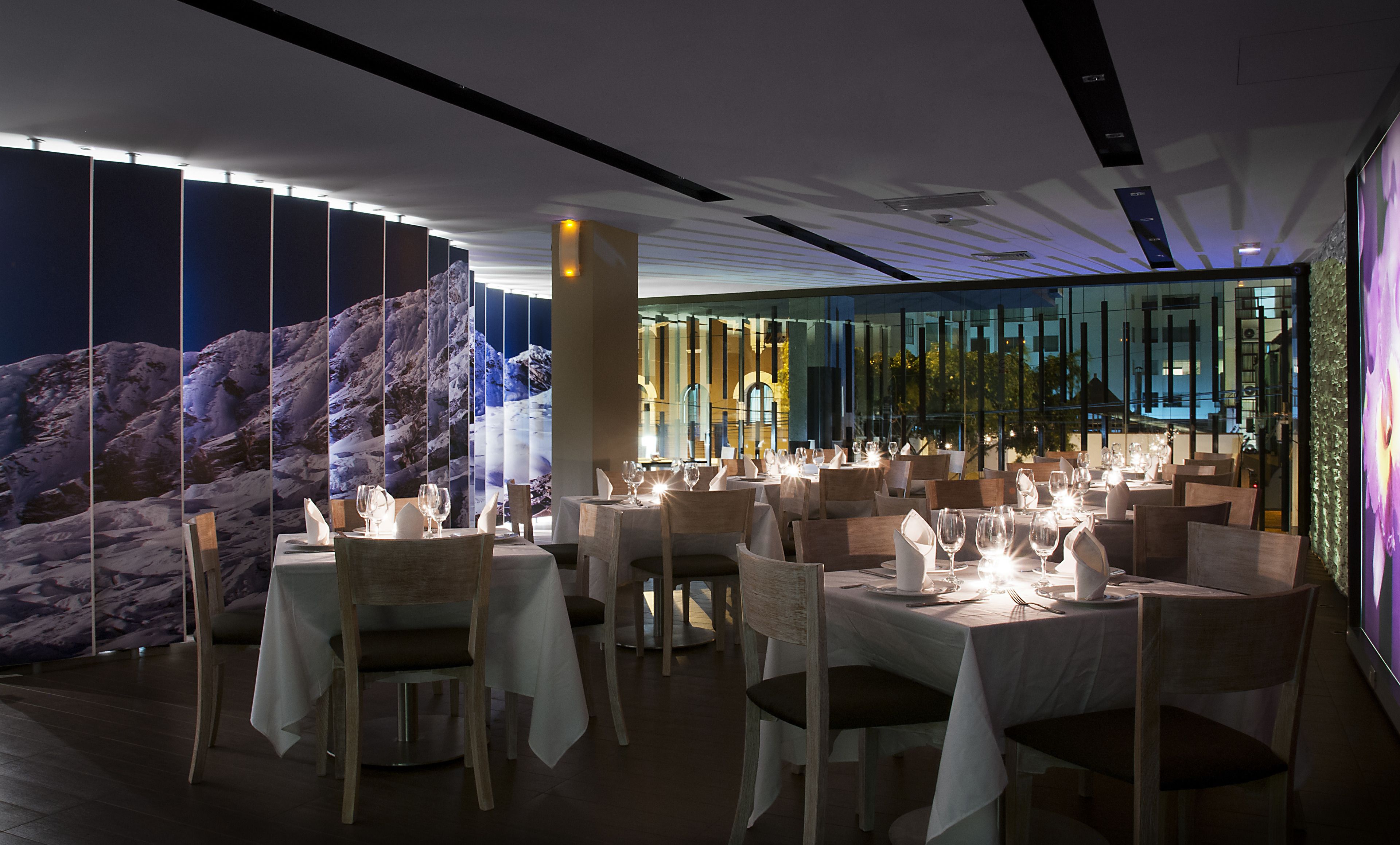 供应早餐、午餐和晚餐，地方菜