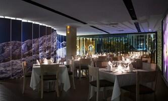 供应早餐、午餐和晚餐，地方菜