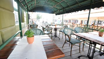 2 restaurantes; se sirve cocina internacional
