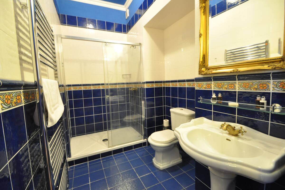 presidential suite, 2 bedrooms | bathroom | shower, designer toiletries, hair dryer, towels