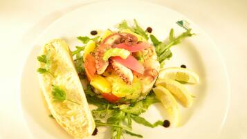 2 restaurantes, cocina internacional