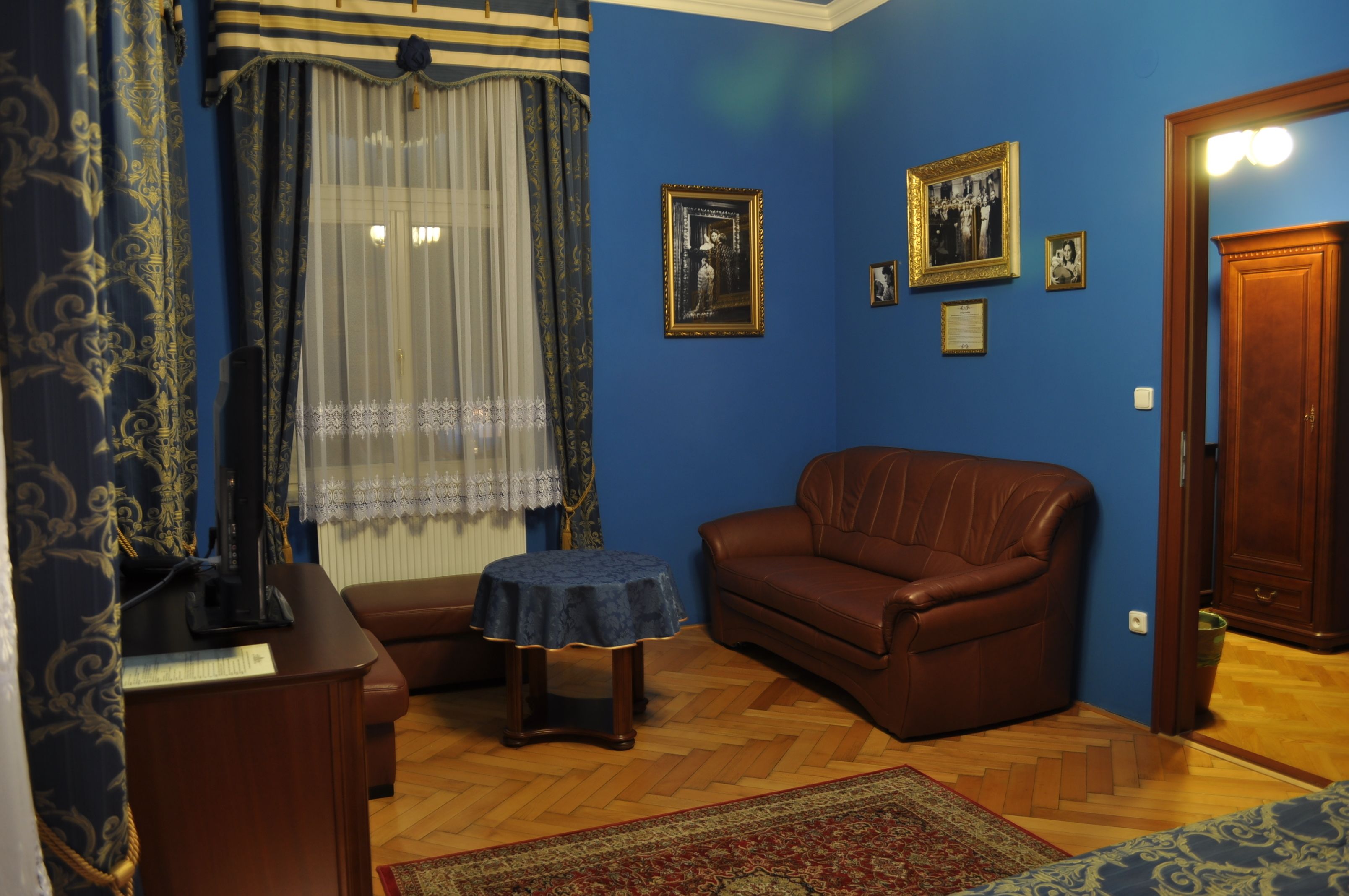 32-inch lcd tv with premium tv channels, tv