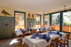 Makan tengah hari dan makan malam dihidangkan, masakan Jerman 