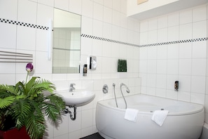 ฝักบัว, ไดร์เป่าผม, ผ้าเช็ดตัว