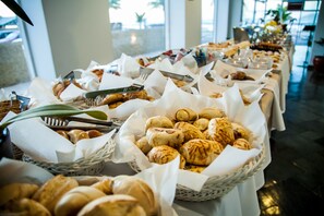 Free daily buffet breakfast  - Strand Hotel (Guarujá)