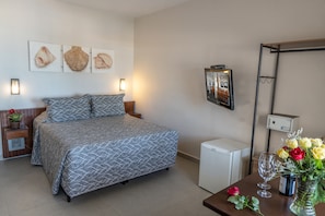 Quarto superior, vista para a praia | Frigobar, cofres nos quartos, Wi-Fi de cortesia, roupa de cama