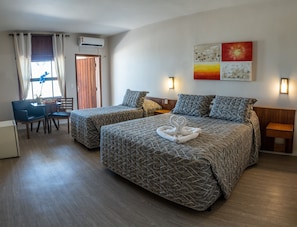 Quarto superior, vista para a praia | Frigobar, cofres nos quartos, Wi-Fi de cortesia, roupa de cama