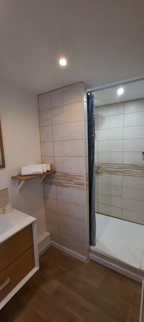 Habitació triple familiar | Bany | Articles de tocador gratuïts, assecador de cabells i tovalloles 