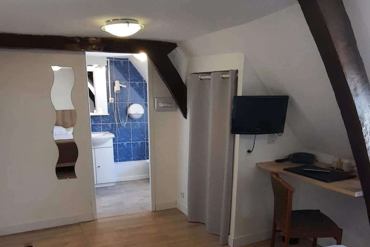 basic double room | premium bedding, desk, soundproofing, iron/ironing board