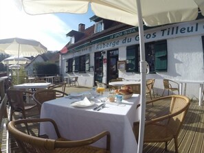 Breakfast, lunch, dinner served; Regional cuisine