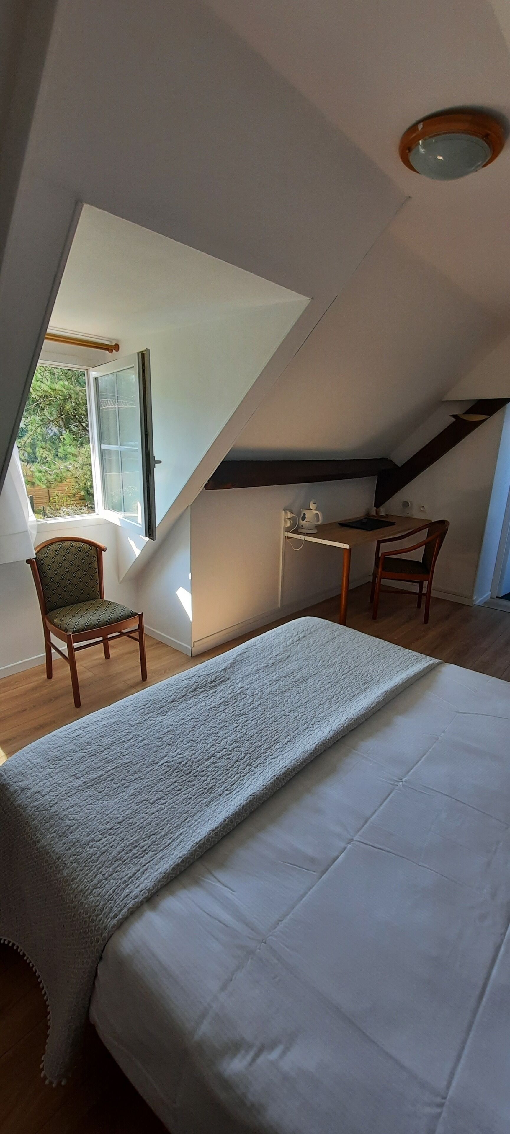 basic double room | premium bedding, desk, soundproofing, iron/ironing board