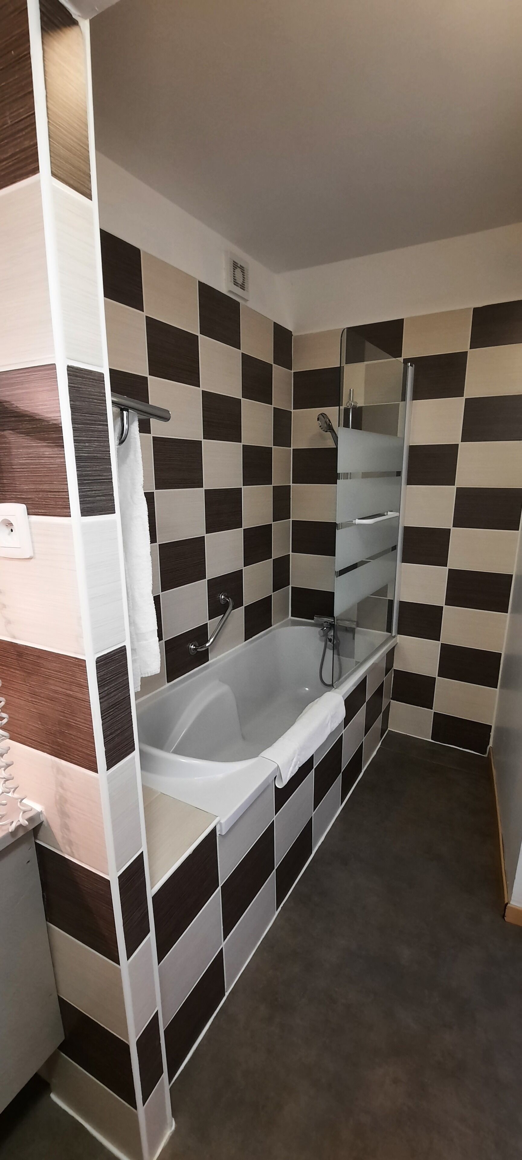 basic twin room, 2 single beds | bathroom | free toiletries, hair dryer, towels