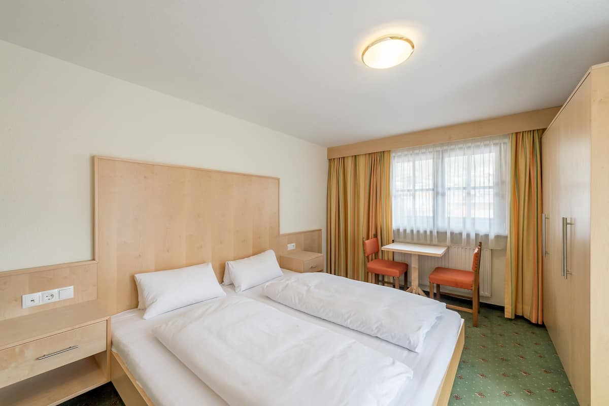 Classic Double Room, 1 Bedroom, Non Smoking | Hypo-allergenic bedding, in-room safe, cribs/infant beds, travel crib