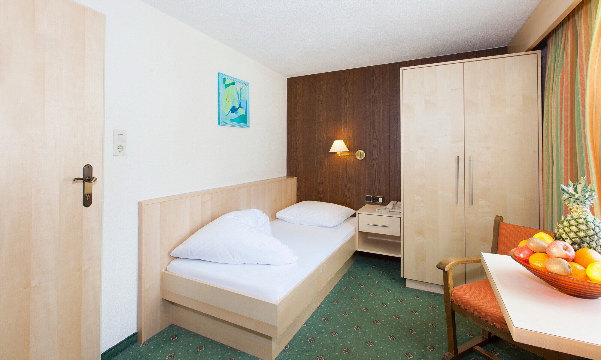 classic single room, 1 bedroom, non smoking | hypo-allergenic bedding, in-room safe, cots/infant beds, travel cot