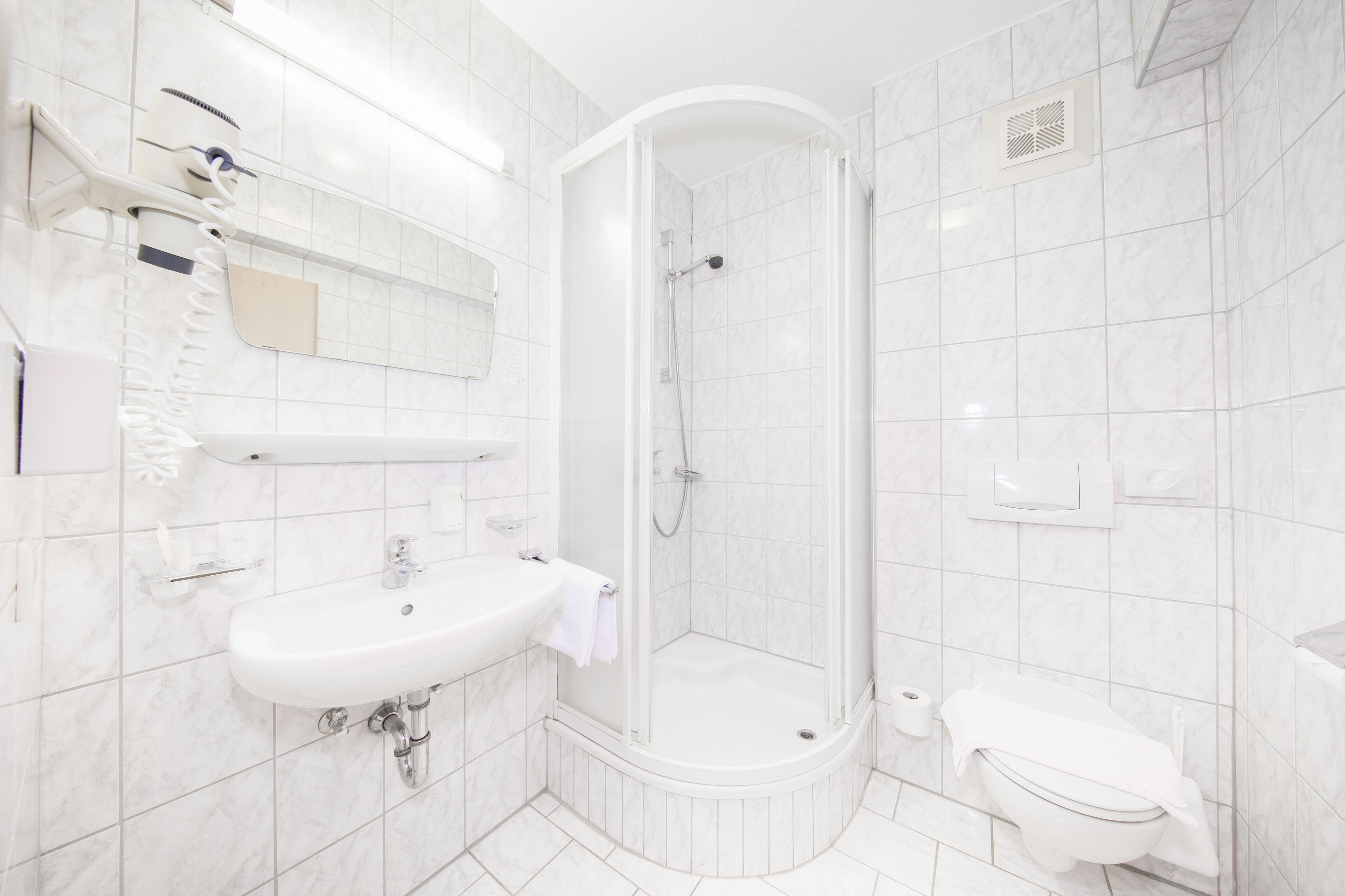 classic triple room, 1 bedroom, non smoking | bathroom | hair dryer, towels