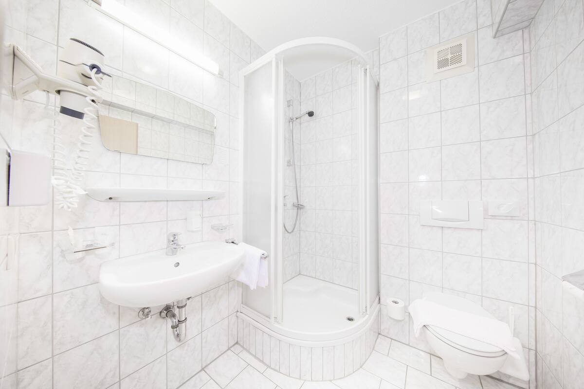 classic triple room, 1 bedroom, non smoking | bathroom | hair dryer, towels