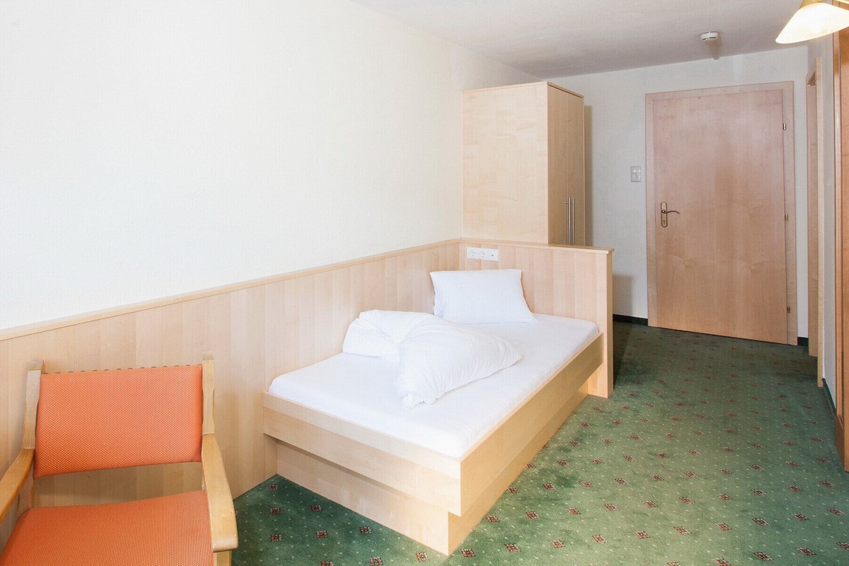 Classic Single Room, 1 Bedroom, Non Smoking | Hypo-allergenic bedding, in-room safe, cribs/infant beds, travel crib