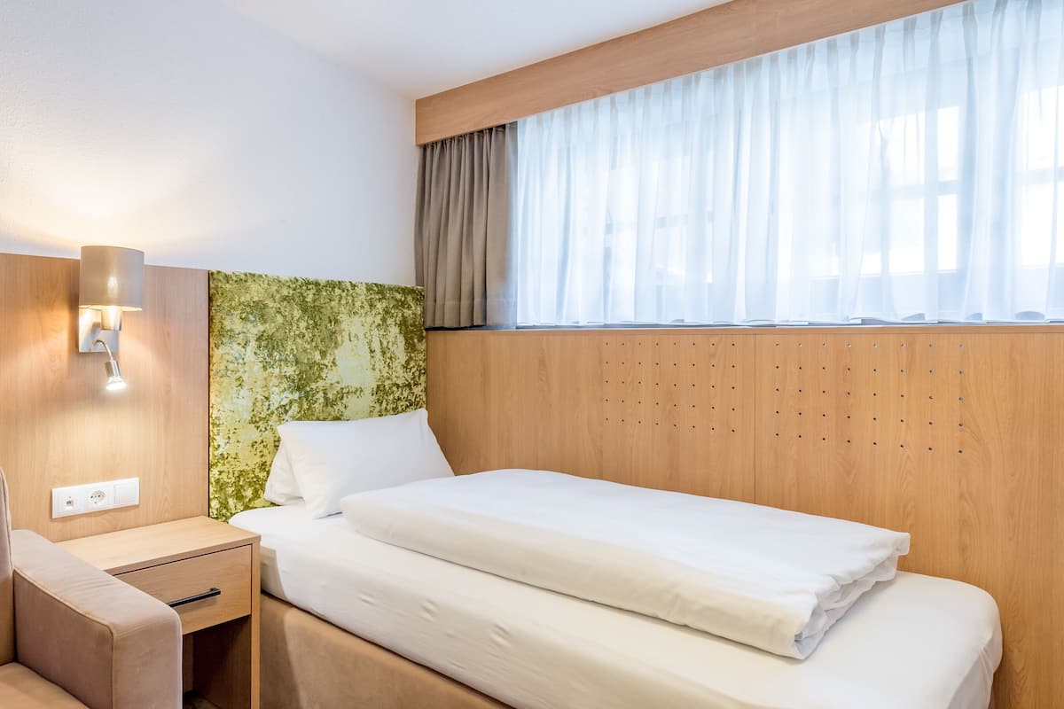 Deluxe Single Room, 1 Bedroom, Non Smoking | Hypo-allergenic bedding, in-room safe, cribs/infant beds, travel crib