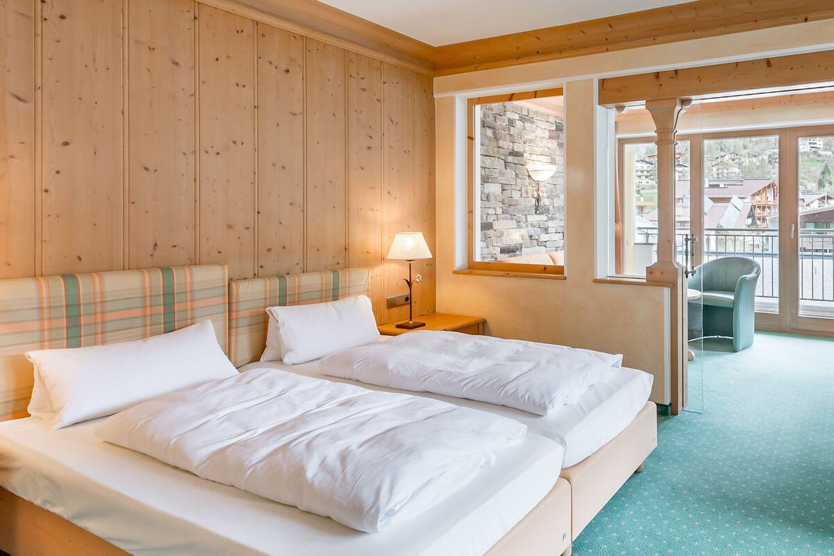 family room, 1 bedroom, non smoking | hypo-allergenic bedding, in-room safe, cots/infant beds, travel cot